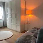 10 Minuten Entfernt - Stilvolle Wohnung Mit Direkter Messeanbindung